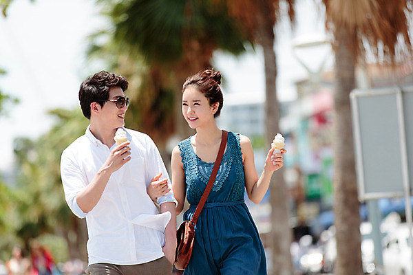 포토 JPG 주간 해외기획촬영 라이프스타일 커플 여자 남자 커플라이프 아이스크림 거리 서기 미소 들기 사람 동양인 상반신 성인 야외 두명 앞모습 30대 선글라스 마주보기 걷기 팔짱 한국인 추억 즐거움 2015년태국 장년만 성인만 안경낌 국내포토 자연요소 감정 안경 뷰포인트 컨셉 관계 모션 디저트 표정 인종 생활 장년 파일형식