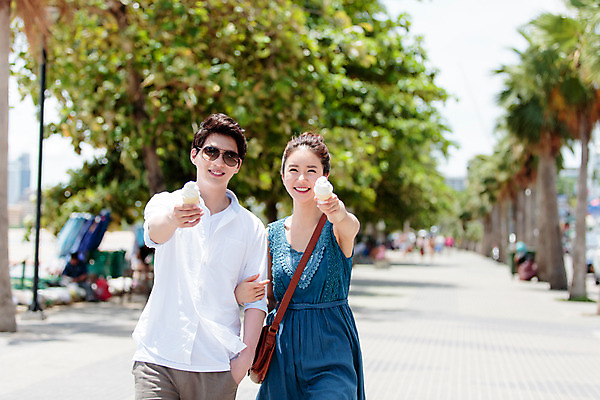 포토 JPG 주간 해외기획촬영 라이프스타일 커플 여자 남자 커플라이프 아이스크림 거리 서기 미소 들기 사람 동양인 상반신 성인 야외 두명 앞모습 30대 선글라스 팔짱 한국인 추억 즐거움 주기 2015년태국 장년만 성인만 안경낌 국내포토 자연요소 감정 안경 뷰포인트 컨셉 관계 모션 디저트 표정 인종 생활 장년 파일형식