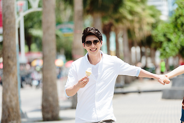 포토 JPG 주간 해외기획촬영 손 남자 아이스크림 거리 미소 들기 사람 동양인 상반신 성인 야외 두명 앞모습 신체부위 30대 선글라스 손잡기 한국인 추억 즐거움 2015년태국 장년만 성인만 안경낌 국내포토 자연요소 감정 안경 뷰포인트 컨셉 모션 디저트 표정 인종 장년 파일형식