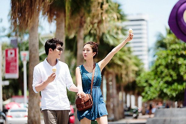 포토 JPG 주간 해외기획촬영 라이프스타일 커플 여자 남자 커플라이프 아이스크림 거리 서기 미소 들기 사람 동양인 상반신 성인 야외 두명 앞모습 30대 선글라스 손들기 마주보기 손잡기 한국인 추억 즐거움 2015년태국 장년만 성인만 안경낌 국내포토 자연요소 감정 안경 뷰포인트 컨셉 관계 모션 디저트 표정 인종 생활 장년 파일형식