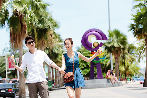 포토 JPG 주간 해외기획촬영 라이프스타일 커플 여자 남자 커플라이프 아이스크림 거리 서기 미소 들기 사람 동양인 상반신 성인 야외 두명 앞모습 30대 선글라스 걷기 손잡기 한국인 추억 즐거움 2015년태국 장년만 성인만 안경낌 국내포토 자연요소 감정 안경 뷰포인트 컨셉 관계 모션 디저트 표정 인종 생활 장년 파일형식