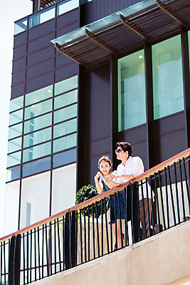 포토 JPG 주간 해외기획촬영 라이프스타일 커플 여자 남자 커플라이프 휴식 서기 미소 사람 동양인 상반신 성인 야외 두명 30대 선글라스 한국인 발코니 추억 즐거움 2015년태국 장년만 성인만 안경낌 국내포토 자연요소 감정 안경 컨셉 관계 모션 표정 인종 생활 장년 파일형식