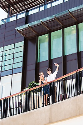 포토 JPG 주간 해외기획촬영 라이프스타일 커플 응시 여자 남자 커플라이프 서기 들기 사람 동양인 상반신 성인 야외 두명 30대 스마트폰 선글라스 사진촬영 한국인 발코니 추억 셀프카메라 즐거움 브이 2015년태국 장년만 성인만 안경낌 국내포토 자연요소 시선 감정 안경 컨셉 관계 모션 인종 손짓 생활 장년 핸드폰 스마트기기 촬영 파일형식