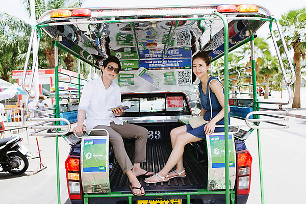 포토 JPG 주간 전신 해외기획촬영 라이프스타일 커플 여자 남자 교통수단 커플라이프 여행 자동차 태국 미소 들기 사람 앉기 동양인 성인 야외 두명 옆모습 30대 선글라스 펼침 한국인 추억 승차 가이드북 즐거움 2015년태국 장년만 성인만 안경낌 국내포토 자연요소 감정 아시아 안경 육상교통 뷰포인트 교통 컨셉 관계 모션 표정 인종 생활 장년 파일형식