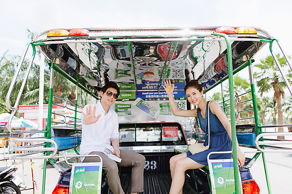 포토 JPG 주간 해외기획촬영 라이프스타일 커플 여자 남자 교통수단 커플라이프 여행 자동차 태국 미소 들기 사람 앉기 동양인 상반신 성인 야외 두명 옆모습 30대 선글라스 한국인 추억 승차 가이드북 즐거움 손인사 2015년태국 장년만 성인만 안경낌 국내포토 자연요소 감정 아시아 안경 육상교통 뷰포인트 교통 컨셉 관계 모션 표정 인종 생활 장년 인사 파일형식