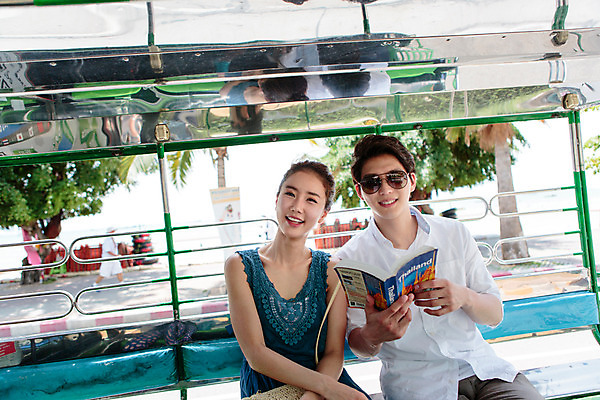 포토 JPG 주간 해외기획촬영 라이프스타일 커플 여자 남자 교통수단 커플라이프 여행 자동차 태국 미소 들기 사람 앉기 동양인 상반신 성인 야외 두명 앞모습 30대 선글라스 펼침 한국인 추억 승차 가이드북 즐거움 길찾기 2015년태국 장년만 성인만 안경낌 국내포토 자연요소 감정 아시아 안경 육상교통 뷰포인트 교통 컨셉 관계 모션 표정 인종 생활 장년 파일형식