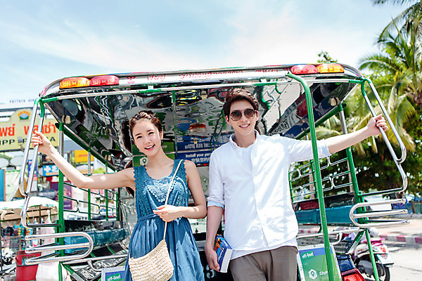 포토 JPG 주간 해외기획촬영 라이프스타일 커플 여자 남자 교통수단 커플라이프 여행 자동차 태국 서기 미소 사람 동양인 상반신 성인 야외 두명 앞모습 30대 선글라스 한국인 추억 승차 즐거움 2015년태국 장년만 성인만 안경낌 국내포토 자연요소 감정 아시아 안경 육상교통 뷰포인트 교통 컨셉 관계 모션 표정 인종 생활 장년 파일형식