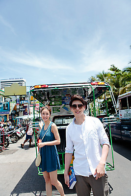 포토 JPG 주간 해외기획촬영 라이프스타일 커플 여자 남자 교통수단 커플라이프 여행 자동차 태국 서기 미소 들기 사람 동양인 상반신 성인 야외 두명 앞모습 30대 선글라스 한국인 추억 하차 가이드북 즐거움 2015년태국 장년만 성인만 안경낌 국내포토 자연요소 감정 아시아 안경 육상교통 뷰포인트 교통 컨셉 관계 모션 표정 인종 생활 장년 파일형식