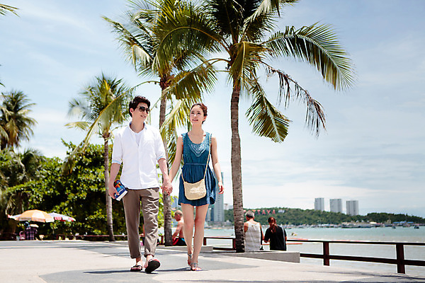 포토 JPG 주간 전신 해외기획촬영 라이프스타일 커플 여자 남자 커플라이프 거리 서기 미소 들기 사람 동양인 성인 야외 두명 앞모습 30대 선글라스 걷기 손잡기 산책 한국인 추억 가이드북 즐거움 2015년태국 장년만 성인만 안경낌 국내포토 자연요소 감정 안경 뷰포인트 여행 컨셉 관계 모션 휴식 표정 인종 생활 장년 파일형식