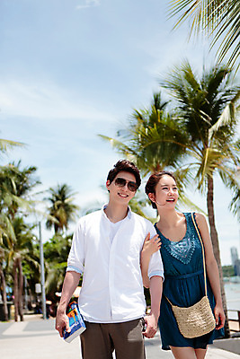 포토 JPG 주간 해외기획촬영 라이프스타일 커플 여자 남자 커플라이프 거리 서기 미소 들기 사람 동양인 상반신 성인 야외 두명 앞모습 30대 선글라스 걷기 팔짱 산책 한국인 추억 가이드북 즐거움 2015년태국 장년만 성인만 안경낌 국내포토 자연요소 감정 안경 뷰포인트 여행 컨셉 관계 모션 휴식 표정 인종 생활 장년 파일형식