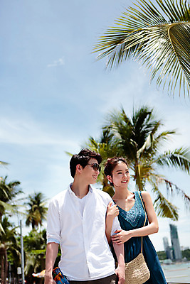 포토 JPG 주간 해외기획촬영 라이프스타일 커플 여자 남자 커플라이프 거리 서기 미소 사람 동양인 상반신 성인 야외 두명 앞모습 30대 선글라스 팔짱 산책 한국인 추억 즐거움 2015년태국 장년만 성인만 안경낌 국내포토 자연요소 감정 안경 뷰포인트 컨셉 관계 모션 휴식 표정 인종 생활 장년 파일형식