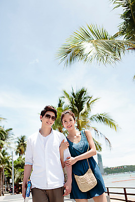 포토 JPG 주간 해외기획촬영 라이프스타일 커플 여자 남자 커플라이프 거리 서기 미소 들기 사람 동양인 상반신 성인 야외 두명 앞모습 30대 선글라스 걷기 팔짱 산책 한국인 추억 가이드북 즐거움 2015년태국 장년만 성인만 안경낌 국내포토 자연요소 감정 안경 뷰포인트 여행 컨셉 관계 모션 휴식 표정 인종 생활 장년 파일형식