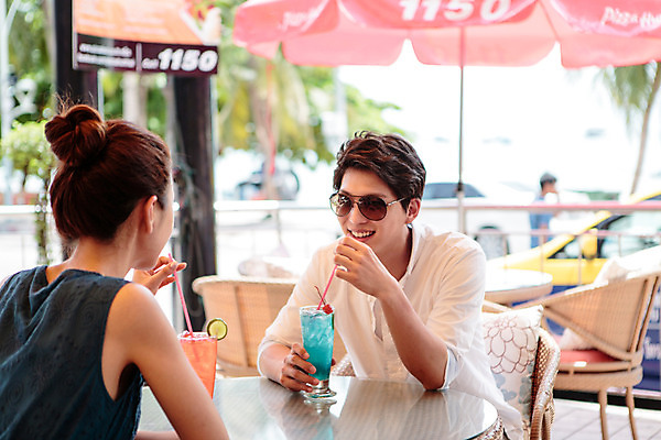 포토 JPG 주간 해외기획촬영 라이프스타일 커플 여자 남자 음료 커플라이프 대화 미소 사람 앉기 동양인 상반신 성인 야외 두명 30대 선글라스 마주보기 한국인 추억 즐거움 마주앉기 카페테라스 2015년태국 장년만 성인만 안경낌 국내포토 자연요소 감정 안경 컨셉 관계 모션 표정 말하기 인종 생활 장년 카페 파일형식