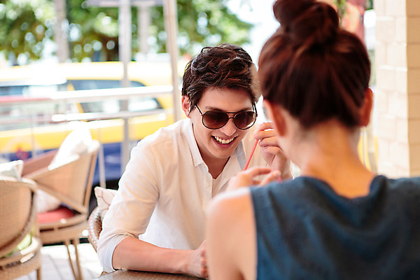 포토 JPG 주간 해외기획촬영 라이프스타일 커플 여자 남자 커플라이프 대화 미소 사람 앉기 동양인 상반신 성인 야외 두명 앞모습 뒷모습 30대 선글라스 한국인 추억 즐거움 마주앉기 카페테라스 2015년태국 장년만 성인만 안경낌 내려보기 국내포토 자연요소 감정 안경 뷰포인트 컨셉 관계 모션 표정 말하기 인종 생활 장년 카페 파일형식