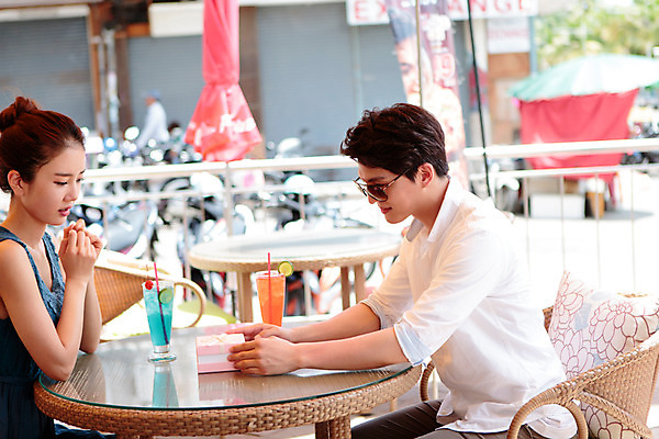 포토 JPG 주간 해외기획촬영 라이프스타일 커플 여자 남자 음료 커플라이프 프로포즈 선물 사람 앉기 동양인 상반신 성인 야외 두명 옆모습 30대 선물상자 선글라스 한국인 추억 즐거움 주기 마주앉기 서프라이즈 카페테라스 2015년태국 장년만 성인만 안경낌 국내포토 자연요소 감정 안경 뷰포인트 컨셉 관계 모션 인종 생활 장년 상자 카페 파일형식