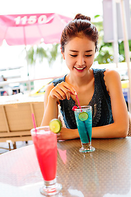 포토 JPG 주간 해외기획촬영 여자 음료 휴식 한명 미소 사람 앉기 동양인 상반신 성인 야외 앞모습 30대 한국인 추억 즐거움 두잔 카페테라스 2015년태국 여자만 여자한명만 성인여자만 성인한명만 성인여자한명만 장년만 장년여자만 장년여자한명만 성인만 내려보기 국내포토 자연요소 1 감정 뷰포인트 컨셉 2 모션 표정 인종 장년 카페 파일형식