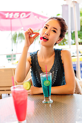 포토 JPG 주간 해외기획촬영 여자 음료 휴식 한명 들기 사람 앉기 동양인 상반신 성인 야외 앞모습 30대 한국인 체리 추억 먹기 즐거움 두잔 카페테라스 2015년태국 여자만 여자한명만 성인여자만 성인한명만 성인여자한명만 장년만 장년여자만 장년여자한명만 성인만 국내포토 자연요소 1 감정 뷰포인트 컨셉 2 과일 모션 인종 장년 카페 파일형식