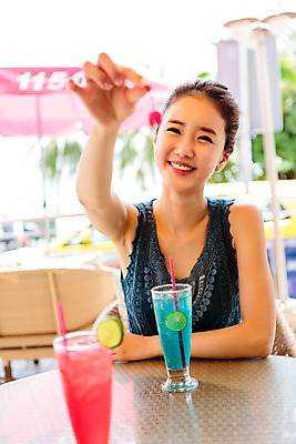 포토 JPG 주간 해외기획촬영 여자 음료 휴식 한명 미소 들기 사람 앉기 동양인 상반신 성인 야외 앞모습 30대 한국인 체리 추억 즐거움 두잔 카페테라스 2015년태국 여자만 여자한명만 성인여자만 성인한명만 성인여자한명만 장년만 장년여자만 장년여자한명만 성인만 국내포토 자연요소 1 감정 뷰포인트 컨셉 2 과일 모션 표정 인종 장년 카페 파일형식