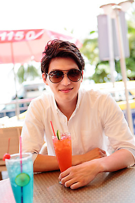 포토 JPG 주간 해외기획촬영 남자 음료 휴식 한명 미소 사람 앉기 동양인 상반신 성인 야외 앞모습 30대 선글라스 한국인 추억 즐거움 두잔 카페테라스 2015년태국 남자만 남자한명만 성인남자만 성인한명만 성인남자한명만 장년만 장년남자만 장년남자한명만 성인만 안경낌 국내포토 자연요소 1 감정 안경 뷰포인트 컨셉 2 모션 표정 인종 장년 카페 파일형식