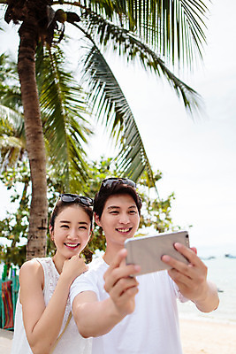 포토 JPG 주간 해외기획촬영 라이프스타일 커플 여자 남자 커플라이프 미소 들기 사람 동양인 상반신 성인 해변 야외 두명 앞모습 30대 여름휴가 바캉스 스마트폰 선글라스 사진촬영 기댐 한국인 추억 셀프카메라 즐거움 2015년태국 장년만 성인만 국내포토 자연요소 감정 안경 바다 뷰포인트 컨셉 관계 모션 휴가 표정 인종 생활 장년 핸드폰 스마트기기 촬영 파일형식 여름_계절