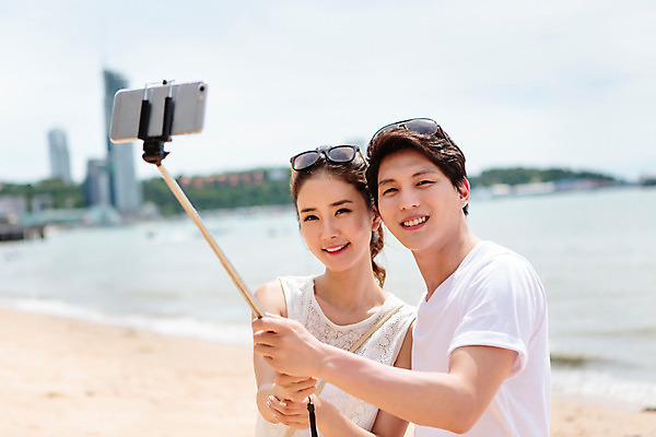 포토 JPG 주간 해외기획촬영 라이프스타일 커플 여자 남자 커플라이프 미소 들기 사람 동양인 상반신 성인 해변 야외 두명 30대 여름휴가 바캉스 스마트폰 선글라스 사진촬영 한국인 추억 셀프카메라 즐거움 셀카봉 2015년태국 장년만 성인만 국내포토 자연요소 감정 안경 바다 컨셉 관계 모션 휴가 표정 인종 생활 장년 핸드폰 스마트기기 촬영 파일형식 여름_계절