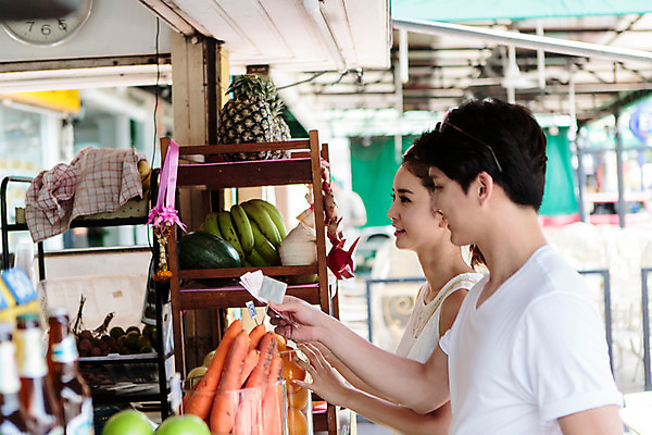 포토 JPG 주간 해외기획촬영 라이프스타일 커플 여자 남자 커플라이프 돈 태국 서기 사람 동양인 상반신 성인 야외 두명 옆모습 30대 쇼핑 상점 한국인 추억 즐거움 주기 2015년태국 장년만 성인만 국내포토 자연요소 감정 아시아 뷰포인트 컨셉 관계 모션 인종 생활 장년 재산 파일형식