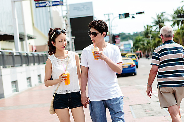 포토 JPG 주간 해외기획촬영 라이프스타일 커플 여자 남자 음료 커플라이프 거리 서기 들기 사람 동양인 상반신 성인 야외 앞모습 세명 30대 선글라스 걷기 손잡기 산책 한국인 마시기 추억 즐거움 2015년태국 장년만 성인만 안경낌 국내포토 자연요소 감정 안경 뷰포인트 컨셉 관계 모션 휴식 인종 생활 장년 파일형식