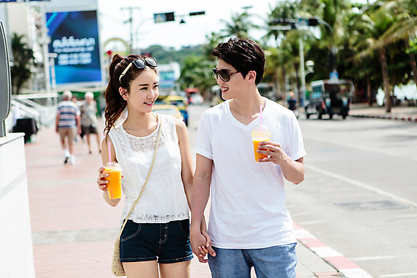 포토 JPG 주간 해외기획촬영 라이프스타일 커플 여자 남자 음료 커플라이프 거리 서기 미소 들기 사람 동양인 상반신 성인 야외 두명 앞모습 30대 선글라스 마주보기 걷기 손잡기 산책 한국인 추억 즐거움 2015년태국 장년만 성인만 안경낌 국내포토 자연요소 감정 안경 뷰포인트 컨셉 관계 모션 휴식 표정 인종 생활 장년 파일형식