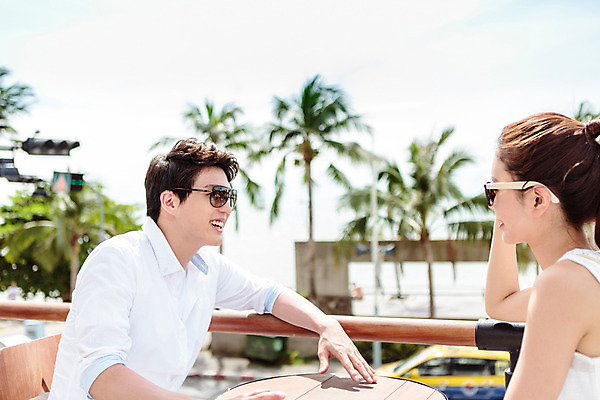 포토 JPG 주간 해외기획촬영 라이프스타일 커플 여자 남자 커플라이프 대화 미소 사람 앉기 동양인 상반신 성인 야외 두명 옆모습 30대 선글라스 한국인 추억 즐거움 마주앉기 카페테라스 2015년태국 장년만 성인만 안경낌 국내포토 자연요소 감정 안경 뷰포인트 컨셉 관계 모션 표정 말하기 인종 생활 장년 카페 파일형식