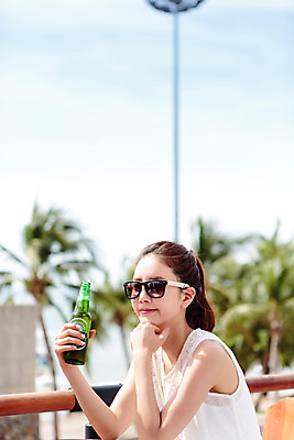 포토 JPG 주간 해외기획촬영 여자 음료 휴식 맥주 한명 미소 들기 사람 앉기 동양인 상반신 성인 야외 30대 선글라스 턱괴기 한국인 추억 병 즐거움 카페테라스 2015년태국 여자만 여자한명만 성인여자만 성인한명만 성인여자한명만 장년만 장년여자만 장년여자한명만 성인만 안경낌 혼족 국내포토 자연요소 1 식기 감정 안경 컨셉 모션 주류 표정 인종 장년 카페 싱글라이프 파일형식