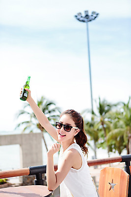 포토 JPG 주간 해외기획촬영 여자 음료 휴식 맥주 한명 웃음 들기 사람 앉기 동양인 상반신 성인 야외 옆모습 30대 선글라스 손들기 기쁨 한국인 추억 병 즐거움 카페테라스 2015년태국 여자만 여자한명만 성인여자만 성인한명만 성인여자한명만 장년만 장년여자만 장년여자한명만 성인만 안경낌 혼족 국내포토 자연요소 1 식기 감정 안경 뷰포인트 컨셉 모션 주류 표정 인종 장년 카페 싱글라이프 파일형식