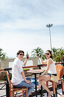 포토 JPG 주간 전신 해외기획촬영 라이프스타일 커플 여자 남자 음료 커플라이프 휴식 미소 들기 사람 앉기 동양인 상반신 성인 야외 두명 30대 선글라스 한국인 추억 병 즐거움 마주앉기 카페테라스 2015년태국 장년만 성인만 안경낌 국내포토 자연요소 식기 감정 안경 컨셉 관계 모션 표정 인종 생활 장년 카페 파일형식