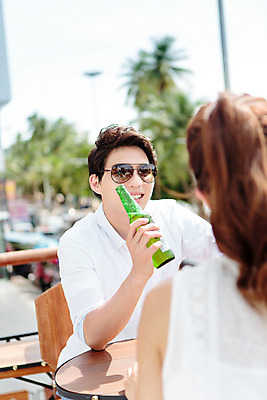 포토 JPG 주간 해외기획촬영 라이프스타일 커플 여자 남자 음료 커플라이프 휴식 미소 들기 사람 앉기 동양인 상반신 성인 야외 두명 앞모습 30대 선글라스 한국인 추억 병 즐거움 마주앉기 카페테라스 2015년태국 장년만 성인만 안경낌 국내포토 자연요소 식기 감정 안경 뷰포인트 컨셉 관계 모션 표정 인종 생활 장년 카페 파일형식