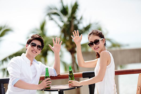 포토 JPG 주간 해외기획촬영 라이프스타일 커플 여자 남자 음료 커플라이프 휴식 미소 들기 사람 앉기 동양인 상반신 성인 야외 두명 옆모습 30대 선글라스 한국인 추억 병 즐거움 손인사 카페테라스 2015년태국 장년만 성인만 안경낌 국내포토 자연요소 식기 감정 안경 뷰포인트 컨셉 관계 모션 표정 인종 생활 장년 카페 인사 파일형식