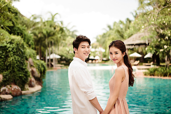 포토 JPG 주간 해외기획촬영 라이프스타일 부부 커플 여자 남자 행복 커플라이프 신혼부부 수영장 사랑 서기 미소 사람 동양인 상반신 성인 야외 두명 옆모습 30대 손잡기 한국인 2015년태국 장년만 성인만 국내포토 자연요소 감정 뷰포인트 관계 모션 표정 인종 생활 장년 신혼 파일형식