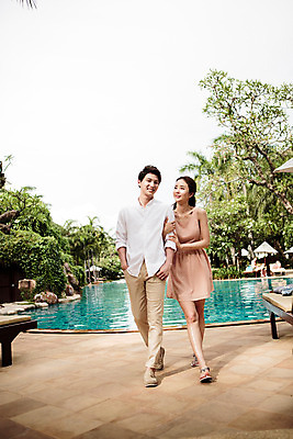 포토 JPG 주간 전신 해외기획촬영 라이프스타일 부부 커플 원피스 여자 남자 행복 커플라이프 와이셔츠 신혼부부 수영장 사랑 서기 미소 사람 동양인 성인 야외 두명 앞모습 30대 걷기 팔짱 산책 한국인 샌들 긴바지 2015년태국 장년만 성인만 국내포토 자연요소 옷 감정 뷰포인트 신발 셔츠 바지 관계 모션 휴식 표정 인종 생활 장년 신혼 파일형식