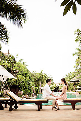 포토 JPG 주간 전신 해외기획촬영 라이프스타일 부부 커플 원피스 여자 남자 행복 커플라이프 와이셔츠 신혼부부 수영장 대화 사랑 사람 앉기 동양인 성인 야외 두명 옆모습 30대 마주보기 손잡기 한국인 샌들 선베드 긴바지 2015년태국 장년만 성인만 국내포토 자연요소 옷 감정 뷰포인트 신발 셔츠 의자 바지 관계 모션 말하기 인종 생활 장년 신혼 파일형식