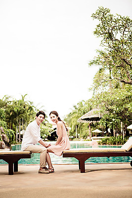 포토 JPG 주간 전신 해외기획촬영 라이프스타일 부부 커플 원피스 여자 남자 행복 커플라이프 와이셔츠 신혼부부 수영장 대화 사랑 미소 사람 앉기 동양인 성인 야외 두명 옆모습 30대 손잡기 한국인 샌들 선베드 긴바지 2015년태국 장년만 성인만 국내포토 자연요소 옷 감정 뷰포인트 신발 셔츠 의자 바지 관계 모션 표정 말하기 인종 생활 장년 신혼 파일형식