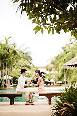 포토 JPG 주간 전신 해외기획촬영 라이프스타일 부부 커플 원피스 여자 남자 행복 커플라이프 와이셔츠 신혼부부 수영장 대화 사랑 미소 사람 앉기 동양인 성인 야외 두명 옆모습 30대 손잡기 한국인 샌들 선베드 긴바지 2015년태국 장년만 성인만 쓰다듬기 국내포토 자연요소 옷 감정 뷰포인트 신발 셔츠 의자 바지 관계 모션 표정 말하기 인종 생활 장년 신혼 파일형식