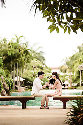 포토 JPG 주간 전신 해외기획촬영 라이프스타일 부부 커플 원피스 여자 남자 행복 커플라이프 와이셔츠 신혼부부 수영장 대화 사랑 사람 앉기 동양인 성인 야외 두명 옆모습 30대 마주보기 손잡기 한국인 샌들 선베드 긴바지 2015년태국 장년만 성인만 국내포토 자연요소 옷 감정 뷰포인트 신발 셔츠 의자 바지 관계 모션 말하기 인종 생활 장년 신혼 파일형식