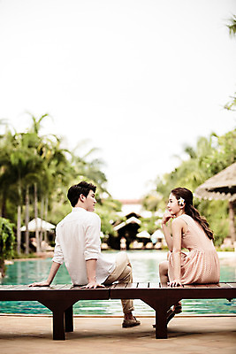 포토 JPG 주간 전신 해외기획촬영 라이프스타일 부부 커플 원피스 여자 남자 행복 커플라이프 와이셔츠 신혼부부 수영장 대화 사랑 사람 앉기 동양인 성인 야외 두명 뒷모습 30대 마주보기 턱괴기 한국인 다리꼬기 선베드 긴바지 2015년태국 손짚기 장년만 성인만 국내포토 자연요소 옷 감정 뷰포인트 셔츠 의자 바지 관계 모션 말하기 인종 손짓 생활 장년 신혼 파일형식