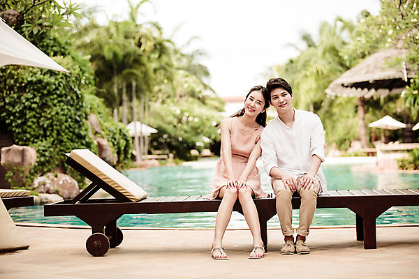 포토 JPG 주간 전신 해외기획촬영 라이프스타일 부부 커플 원피스 여자 남자 행복 커플라이프 와이셔츠 신혼부부 수영장 사랑 미소 사람 앉기 동양인 성인 야외 두명 앞모습 30대 기댐 한국인 신혼여행 샌들 선베드 손모으기 긴바지 2015년태국 장년만 성인만 국내포토 자연요소 옷 감정 뷰포인트 결혼 신발 셔츠 의자 바지 관계 모션 표정 인종 손짓 생활 장년 신혼 파일형식