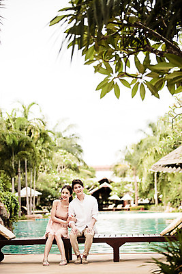 포토 JPG 주간 전신 해외기획촬영 라이프스타일 부부 커플 원피스 여자 남자 행복 커플라이프 와이셔츠 신혼부부 수영장 사랑 미소 사람 앉기 동양인 성인 야외 두명 앞모습 30대 팔짱 한국인 신혼여행 샌들 선베드 긴바지 2015년태국 장년만 성인만 국내포토 자연요소 옷 감정 뷰포인트 결혼 신발 셔츠 의자 바지 관계 모션 표정 인종 생활 장년 신혼 파일형식