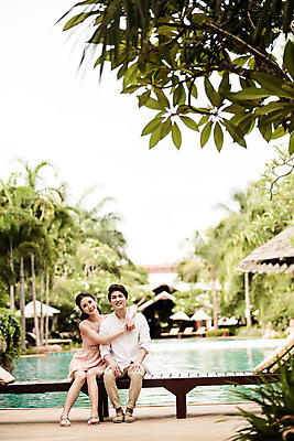 포토 JPG 주간 전신 해외기획촬영 라이프스타일 부부 커플 원피스 여자 남자 행복 커플라이프 와이셔츠 신혼부부 안기 수영장 사랑 미소 사람 앉기 동양인 성인 야외 두명 앞모습 30대 한국인 신혼여행 샌들 선베드 긴바지 2015년태국 장년만 성인만 국내포토 자연요소 옷 감정 뷰포인트 결혼 신발 셔츠 의자 바지 관계 모션 표정 인종 생활 장년 신혼 파일형식