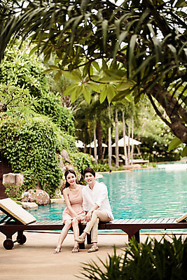 포토 JPG 주간 전신 해외기획촬영 라이프스타일 부부 커플 원피스 여자 남자 행복 커플라이프 와이셔츠 신혼부부 수영장 사랑 미소 사람 앉기 동양인 성인 야외 두명 앞모습 30대 한국인 신혼여행 다리꼬기 샌들 선베드 긴바지 2015년태국 장년만 성인만 국내포토 자연요소 옷 감정 뷰포인트 결혼 신발 셔츠 의자 바지 관계 모션 표정 인종 생활 장년 신혼 파일형식
