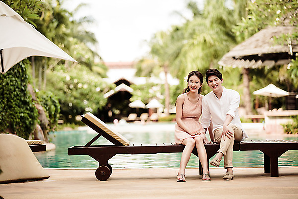 포토 JPG 주간 전신 해외기획촬영 라이프스타일 부부 커플 원피스 여자 남자 행복 커플라이프 와이셔츠 신혼부부 수영장 사랑 미소 사람 앉기 동양인 성인 야외 두명 앞모습 30대 한국인 신혼여행 다리꼬기 샌들 선베드 긴바지 2015년태국 장년만 성인만 국내포토 자연요소 옷 감정 뷰포인트 결혼 신발 셔츠 의자 바지 관계 모션 표정 인종 생활 장년 신혼 파일형식