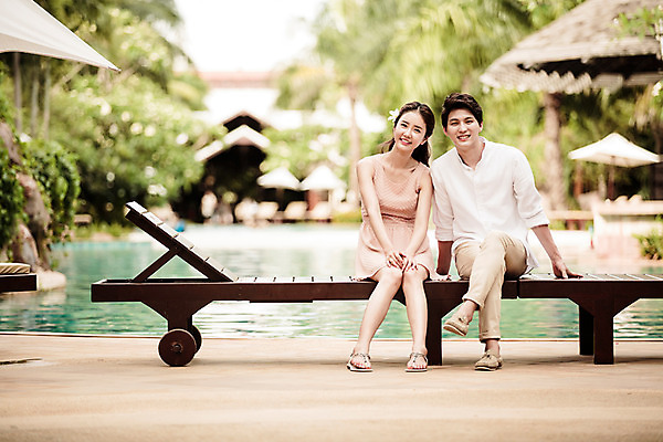 포토 JPG 주간 전신 해외기획촬영 라이프스타일 부부 커플 원피스 여자 남자 행복 커플라이프 와이셔츠 신혼부부 수영장 사랑 미소 사람 앉기 동양인 성인 야외 두명 앞모습 30대 한국인 신혼여행 다리꼬기 샌들 선베드 긴바지 2015년태국 장년만 성인만 국내포토 자연요소 옷 감정 뷰포인트 결혼 신발 셔츠 의자 바지 관계 모션 표정 인종 생활 장년 신혼 파일형식