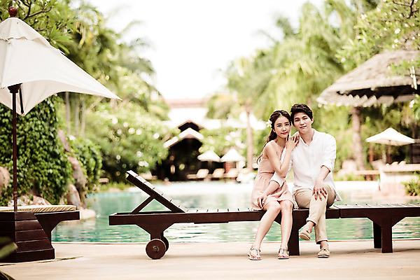 포토 JPG 주간 전신 해외기획촬영 라이프스타일 부부 커플 원피스 여자 남자 행복 커플라이프 와이셔츠 신혼부부 수영장 사랑 미소 사람 앉기 동양인 성인 야외 두명 앞모습 30대 기댐 한국인 신혼여행 다리꼬기 샌들 선베드 긴바지 2015년태국 장년만 성인만 국내포토 자연요소 옷 감정 뷰포인트 결혼 신발 셔츠 의자 바지 관계 모션 표정 인종 생활 장년 신혼 파일형식