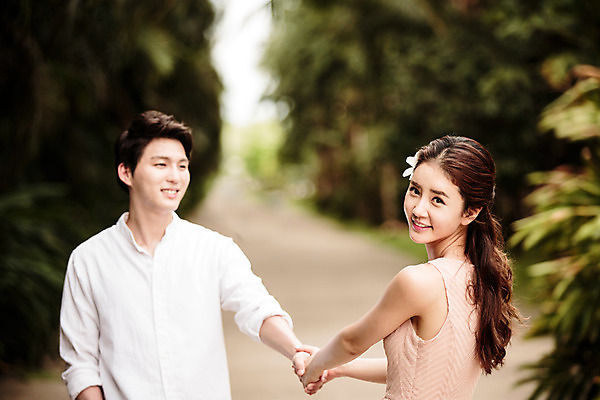포토 JPG 주간 해외기획촬영 라이프스타일 부부 커플 여자 남자 행복 커플라이프 와이셔츠 신혼부부 사랑 미소 사람 동양인 상반신 성인 야외 두명 앞모습 뒷모습 아웃포커스 30대 손잡기 한국인 신혼여행 뒤돌아보기 2015년태국 장년만 성인만 국내포토 자연요소 감정 뷰포인트 결혼 셔츠 관계 모션 촬영기법 표정 인종 생활 장년 신혼 파일형식