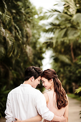 포토 JPG 주간 나무 해외기획촬영 라이프스타일 부부 커플 여자 남자 행복 커플라이프 와이셔츠 신혼부부 안기 사랑 미소 사람 동양인 상반신 성인 야외 두명 뒷모습 아웃포커스 30대 한국인 신혼여행 이마맞대기 2015년태국 장년만 성인만 국내포토 자연요소 식물 감정 뷰포인트 결혼 셔츠 관계 모션 촬영기법 표정 인종 생활 장년 신혼 얼굴맞대기 파일형식